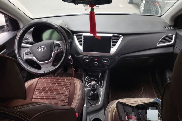 Used Hyundai Verna (new generation) 2020 1.4L Manual GLS Cool Edition Center Console