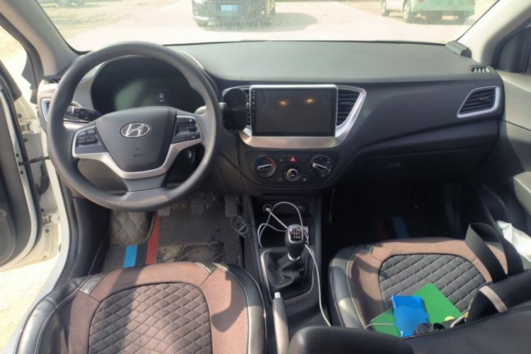 Used Hyundai Verna (new generation) 2020 1.4L Manual GLS Cool Edition Center Console