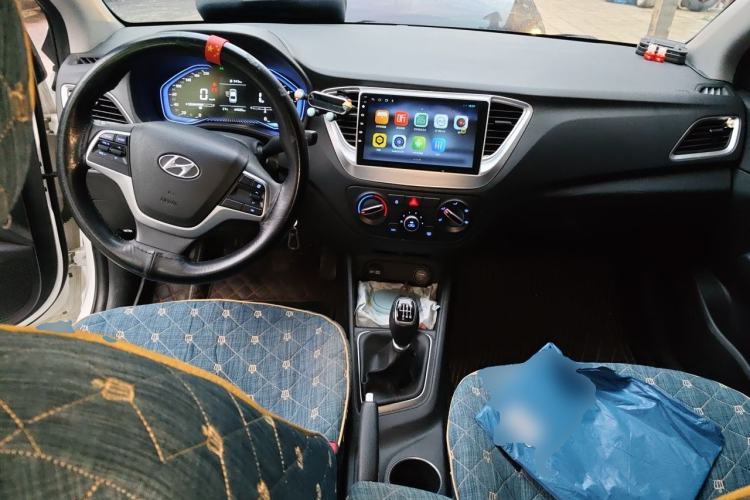 Used Hyundai Verna (new generation) 2020 1.4L Manual GLS Cool Edition Center Console