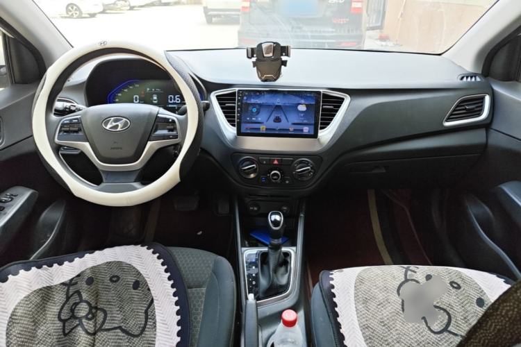Used Hyundai Verna (new generation) 2020 1.4L CVT GLS Cool Edition Center Console