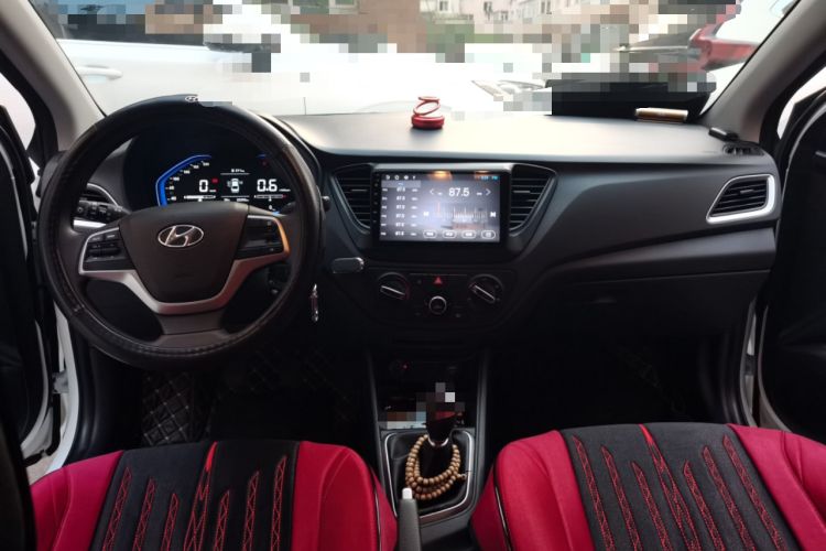 Used Hyundai Verna (new generation) 2020 1.4L Manual GLS Cool Edition Center Console