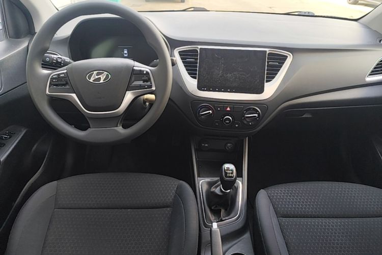 Used Hyundai Verna (new generation) 2020 1.4L Manual GLS Cool Edition Center Console