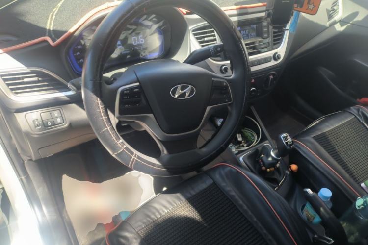 Used Hyundai Verna (new generation) 2020 1.4L Manual GLS Cool Edition Center Console