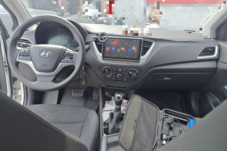 Used Hyundai Verna (new generation) 2020 1.4L CVT GLS Cool Edition Center Console