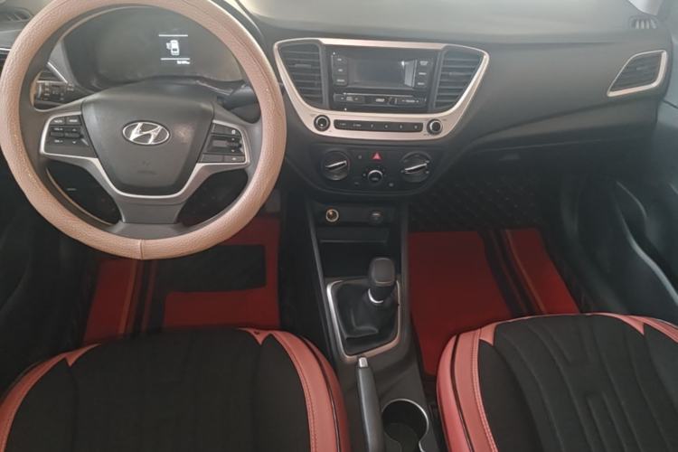 Used Hyundai Verna (new generation) 2020 1.4L Manual GLS Cool Edition Center Console