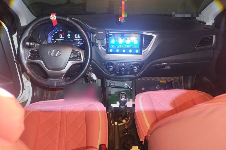 Used Hyundai Verna (new generation) 2020 1.4L Manual GLS Cool Edition Center Console