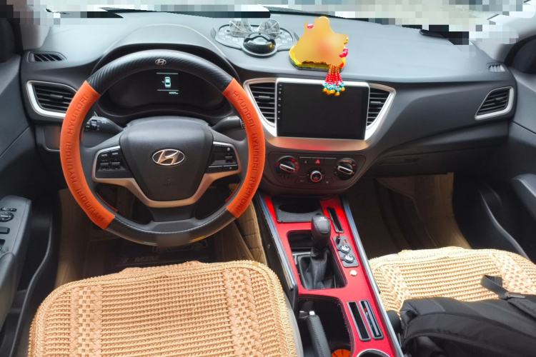 Used Hyundai Verna (new generation) 2020 1.4L CVT GLS Cool Edition Center Console