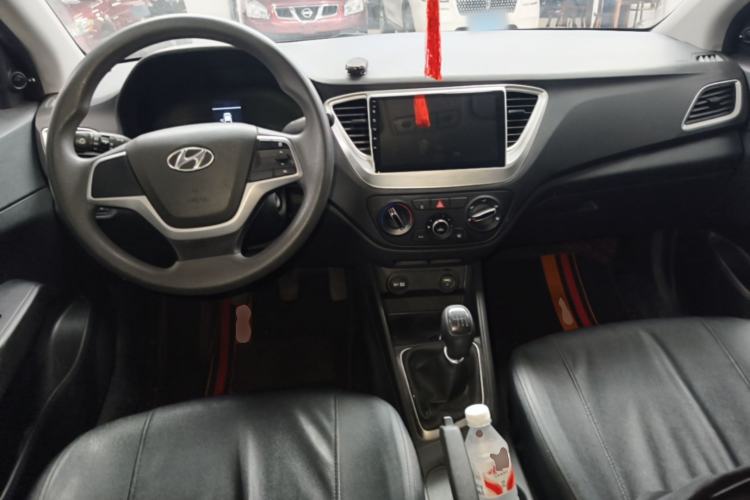 Used Hyundai Verna (new generation) 2020 1.4L Manual GS Youth Edition Center Console