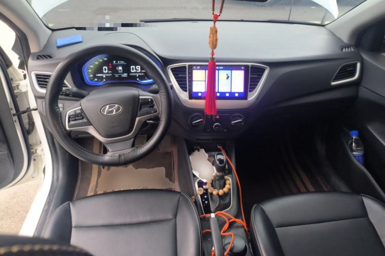 Used Hyundai Verna (new generation) 2020 1.4L CVT GLS Cool Edition Center Console