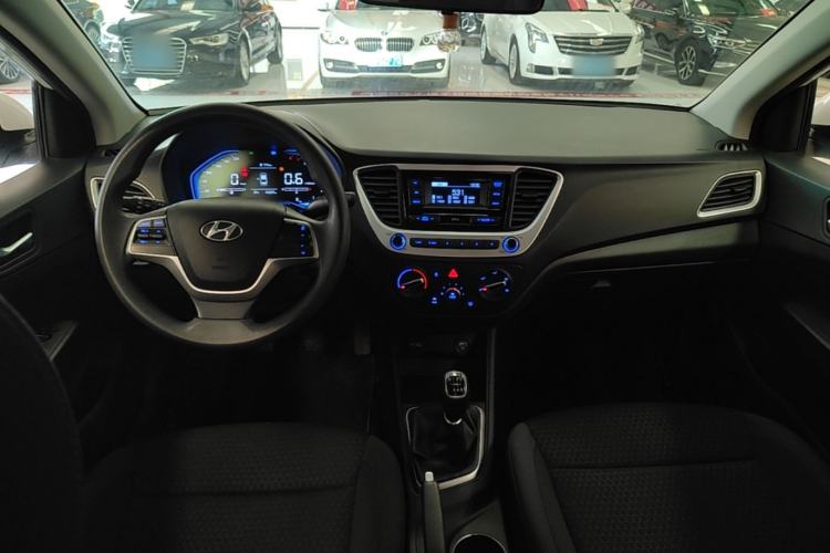 Used Hyundai Verna (new generation) 2020 1.4L Manual GLS Cool Edition Center Console