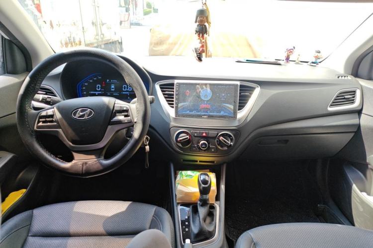 Used Hyundai Verna (new generation) 2020 1.4L CVT GLS Cool Edition Center Console