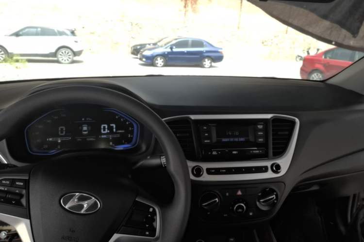 Used Hyundai Verna (new generation) 2020 1.4L Manual GLS Cool Edition Center Console