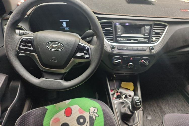 Used Hyundai Verna (new generation) 2020 1.4L Manual GLS Cool Edition Center Console