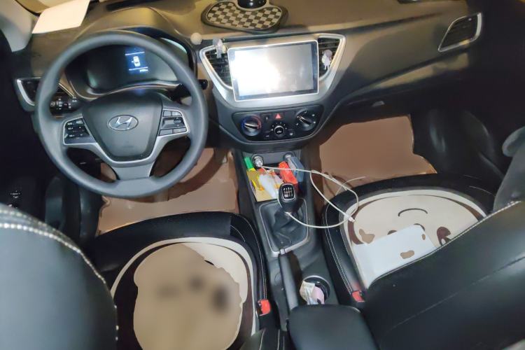 Used Hyundai Verna (new generation) 2020 1.4L Manual GLS Cool Edition Center Console