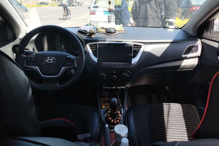 Used Hyundai Verna (new generation) 2020 1.4L Manual GLS Cool Edition Center Console