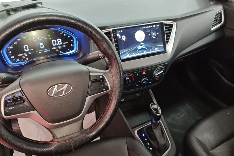 Used Hyundai Verna (new generation) 2020 1.4L CVT GLS Cool Edition Center Console