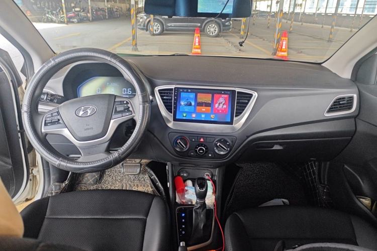 Used Hyundai Verna (new generation) 2020 1.4L CVT GLS Cool Edition Center Console