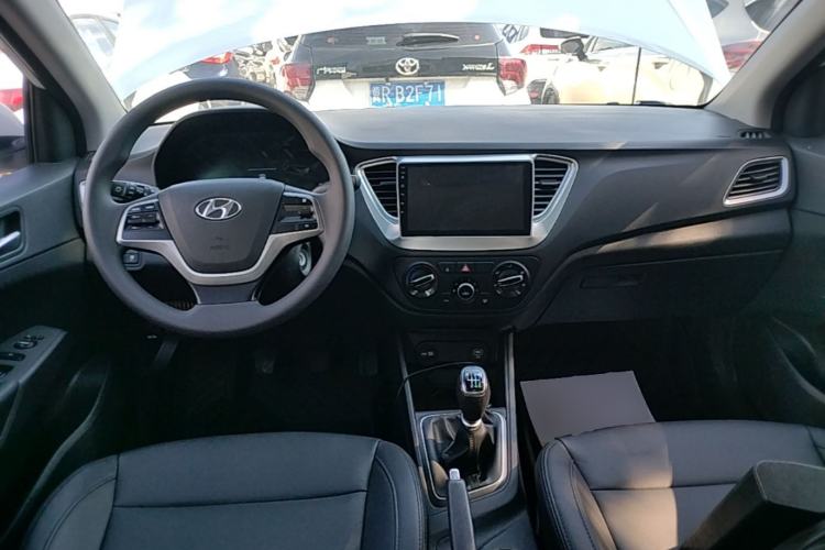 Used Hyundai Verna (new generation) 2020 1.4L Manual GLS Cool Edition Center Console