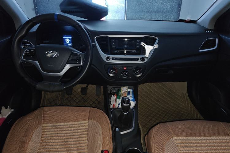 Used Hyundai Verna (new generation) 2020 1.4L Manual GLS Cool Edition Center Console