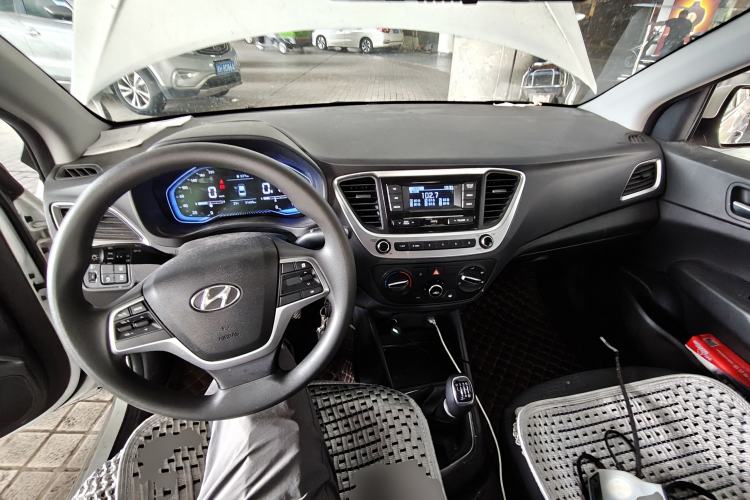 Used Hyundai Verna (new generation) 2020 1.4L Manual GLS Cool Edition Center Console