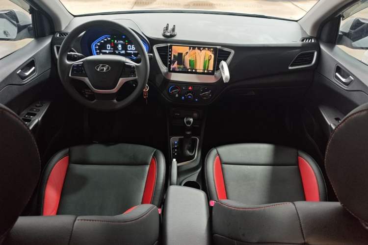 Used Hyundai Verna (new generation) 2020 1.4L CVT GLS Cool Edition Center Console