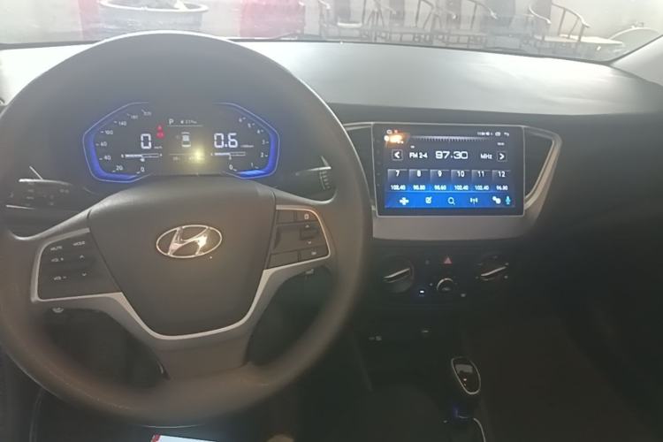 Used Hyundai Verna (new generation) 2020 1.4L CVT TOP Elite Edition Center Console