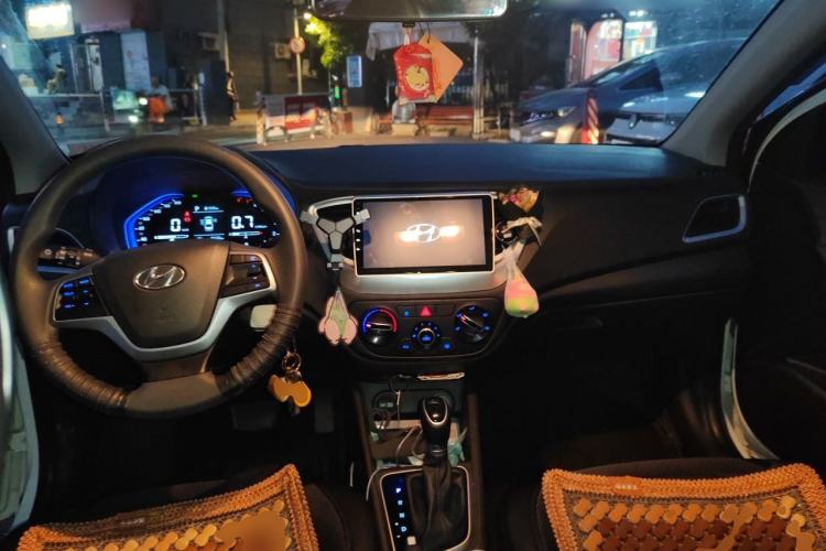 Used Hyundai Verna (new generation) 2020 1.4L CVT GLS Cool Edition Center Console