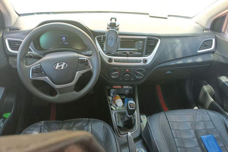Used Hyundai Verna (new generation) 2020 1.4L Manual GLS Cool Edition Center Console