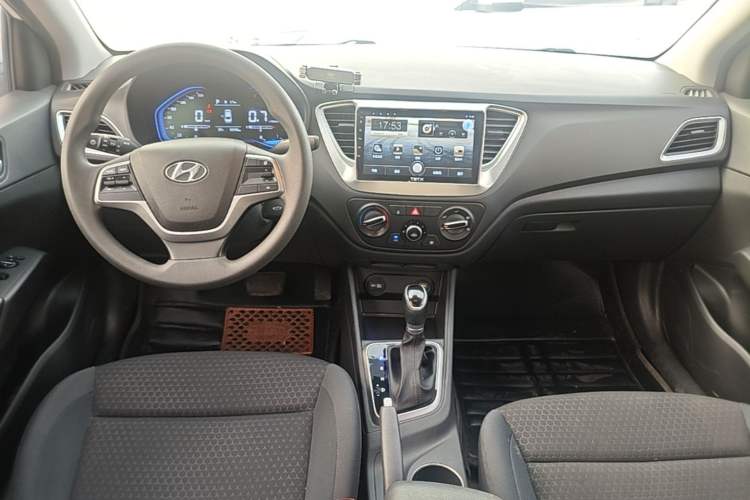 Used Hyundai Verna (new generation) 2020 1.4L CVT GLS Cool Edition Center Console