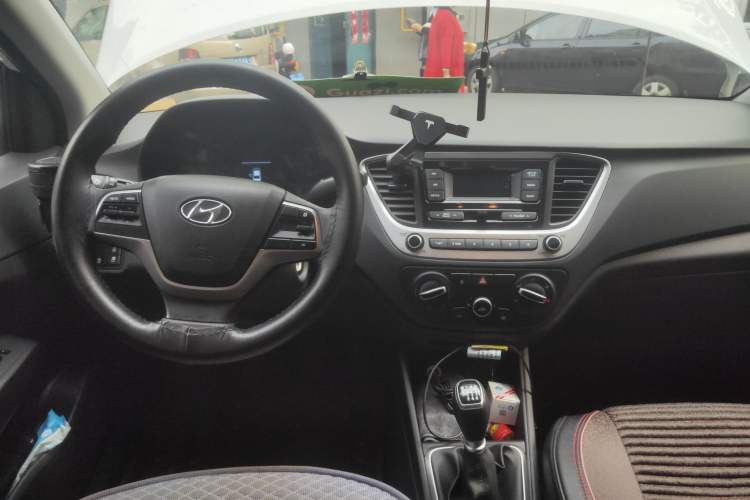 Used Hyundai Verna (new generation) 2020 1.4L Manual GLS Cool Edition Center Console