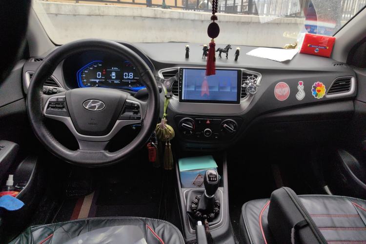 Used Hyundai Verna (new generation) 2020 1.4L Manual GLS Cool Edition Center Console