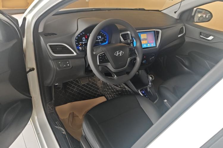 Used Hyundai Verna (new generation) 2020 1.4L CVT GLS Cool Edition Center Console