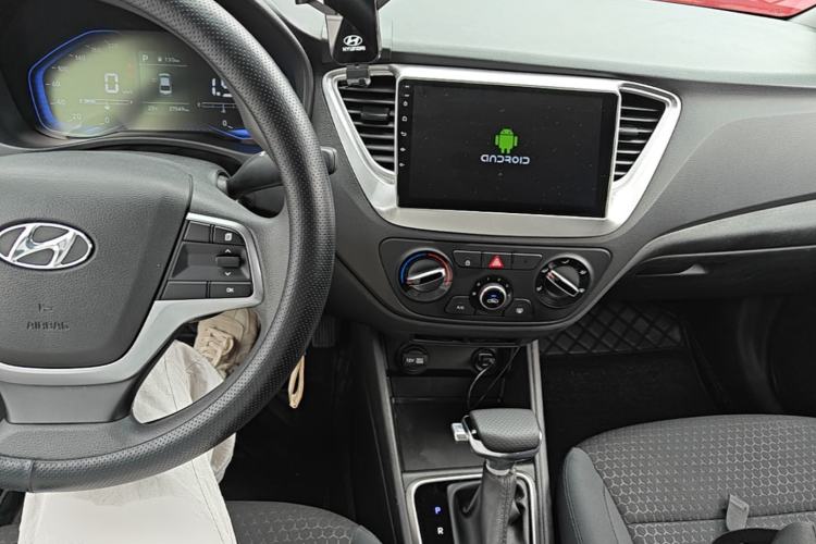 Used Hyundai Verna (new generation) 2020 1.4L CVT GLS Cool Edition Center Console
