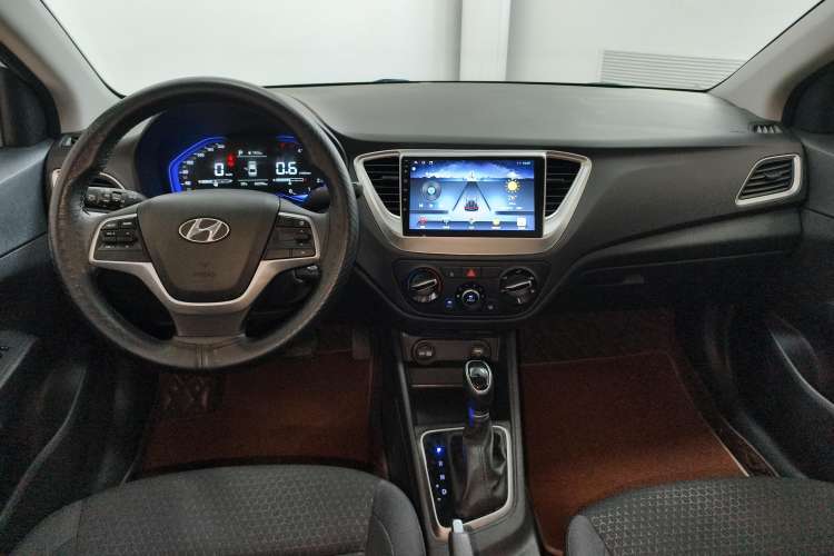 Used Hyundai Verna (new generation) 2020 1.4L CVT GLS Cool Edition Center Console