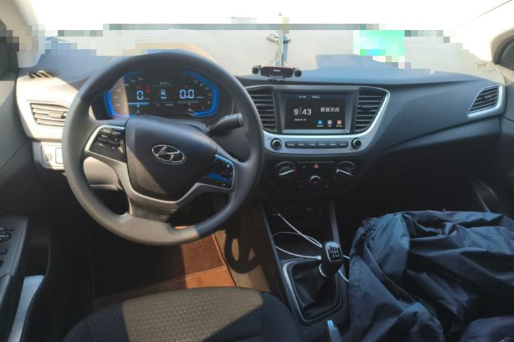 Used Hyundai Verna (new generation) 2020 1.4L Manual GLS Cool Edition Center Console