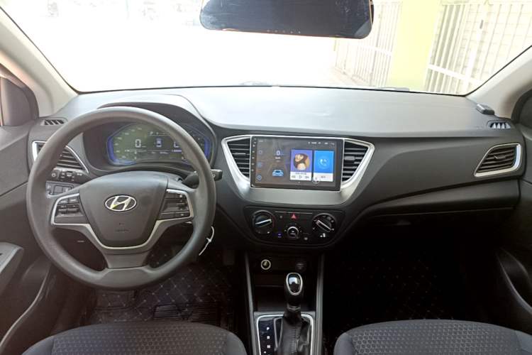 Used Hyundai Verna (new generation) 2020 1.4L CVT GLS Cool Edition Center Console