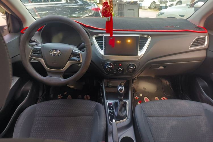 Used Hyundai Verna (new generation) 2020 1.4L CVT GLS Cool Edition Center Console