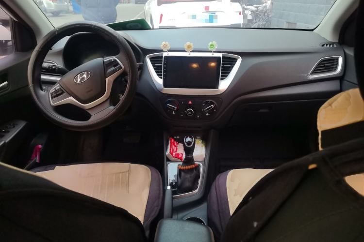 Used Hyundai Verna (new generation) 2020 1.4L CVT GLS Cool Edition Center Console