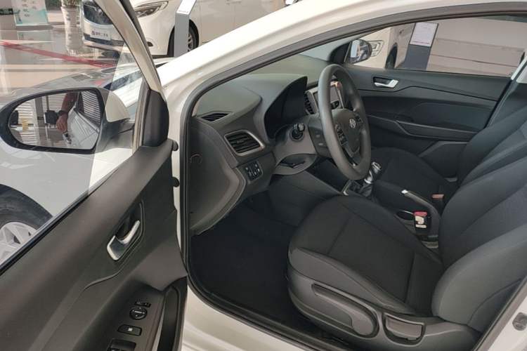 Used Hyundai Verna (new generation) 2020 1.4L Manual GLS Cool Edition Driver Seat