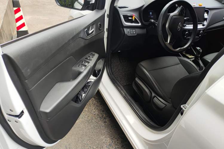 Used Hyundai Verna (new generation) 2020 1.4L CVT TOP Elite Edition Driver Seat