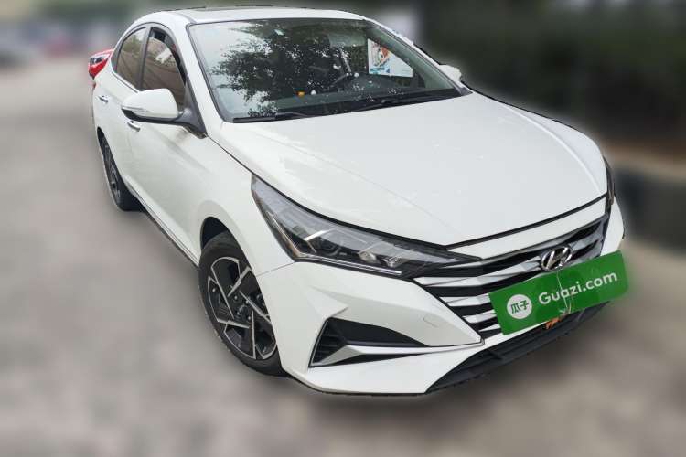 Used Hyundai Verna (new generation) 2020 1.4L CVT TOP Elite Edition Front Right 45 Deg