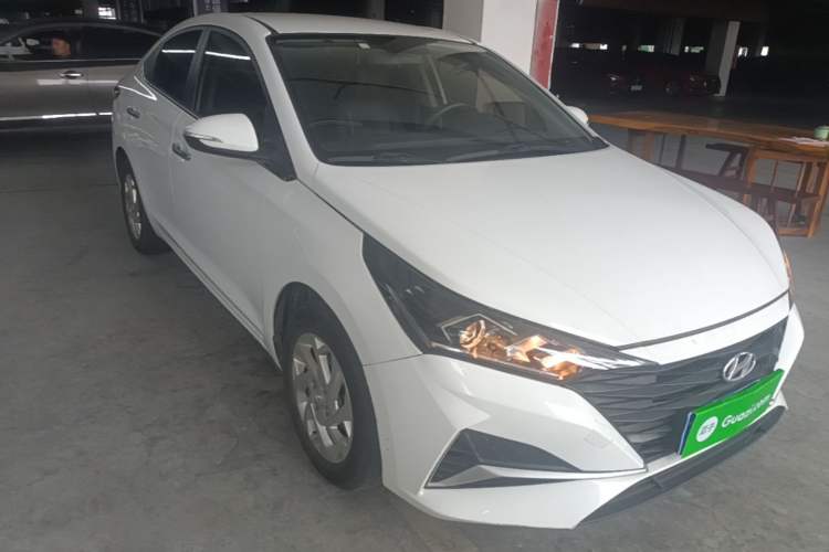 Used Hyundai Verna (new generation) 2020 1.4L CVT TOP Elite Edition Front Right 45 Deg