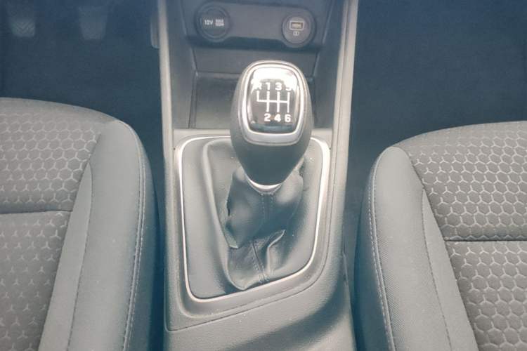 Used Hyundai Verna (new generation) 2020 1.4L Manual GLS Cool Edition Gear Lever
