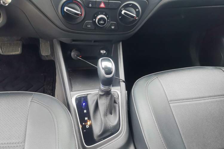 Used Hyundai Verna (new generation) 2020 1.4L CVT GLS Cool Edition Gear Lever