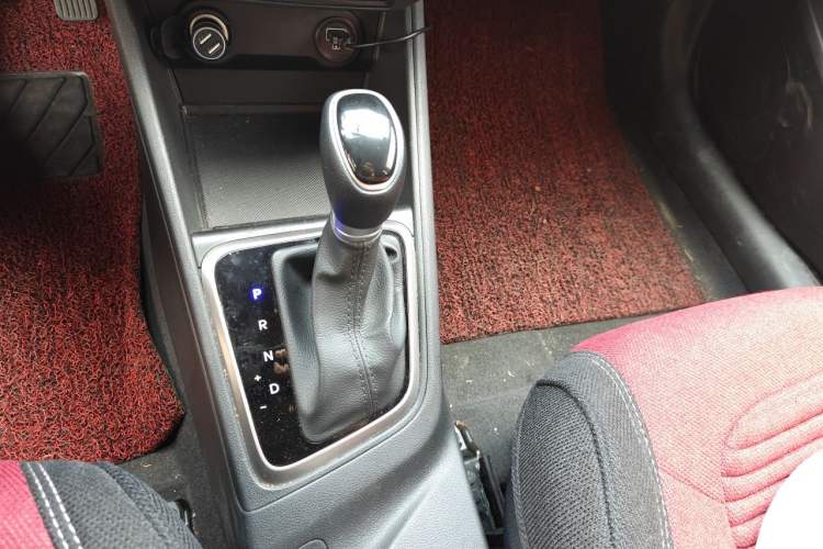 Used Hyundai Verna (new generation) 2020 1.4L CVT GLS Cool Edition Gear Lever
