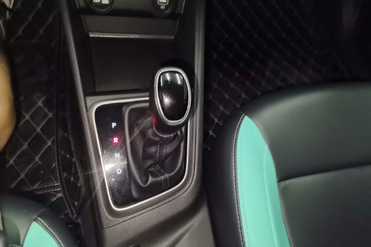 Used Hyundai Verna (new generation) 2020 1.4L CVT GLS Cool Edition Gear Lever