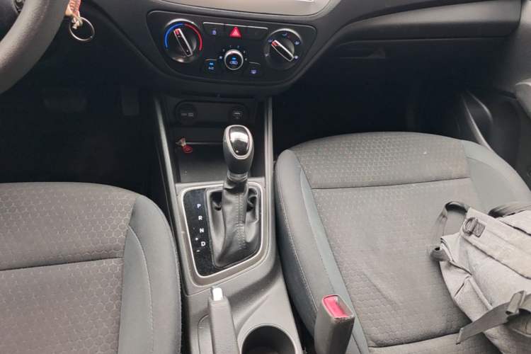 Used Hyundai Verna (new generation) 2020 1.4L CVT GLS Cool Edition Gear Lever