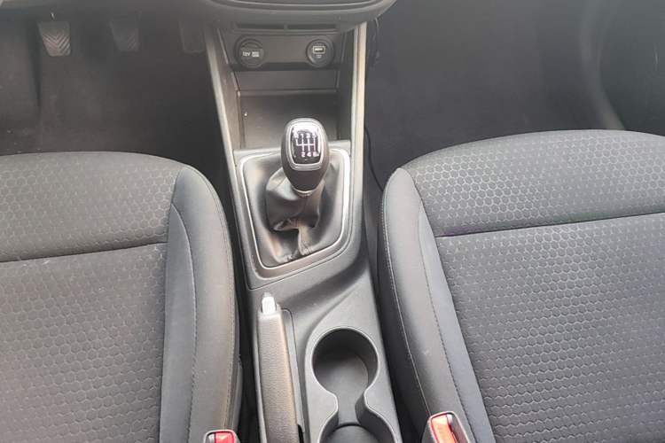 Used Hyundai Verna (new generation) 2020 1.4L Manual GLS Cool Edition Gear Lever