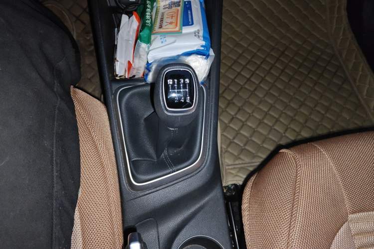 Used Hyundai Verna (new generation) 2020 1.4L Manual GLS Cool Edition Gear Lever