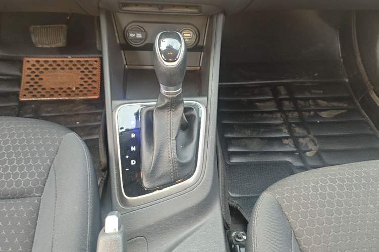 Used Hyundai Verna (new generation) 2020 1.4L CVT GLS Cool Edition Gear Lever